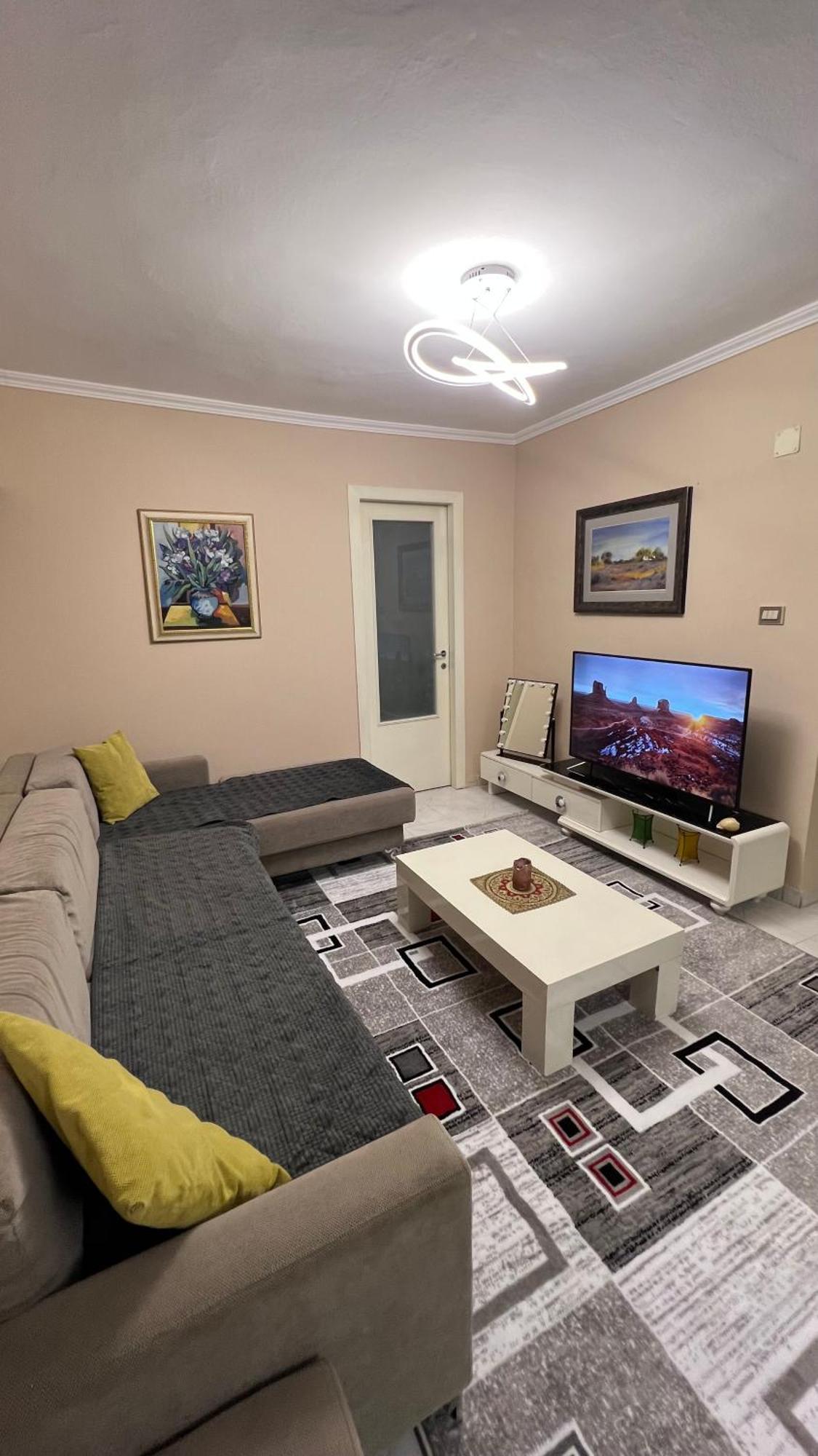 Bright & Roomy Center Apartment *