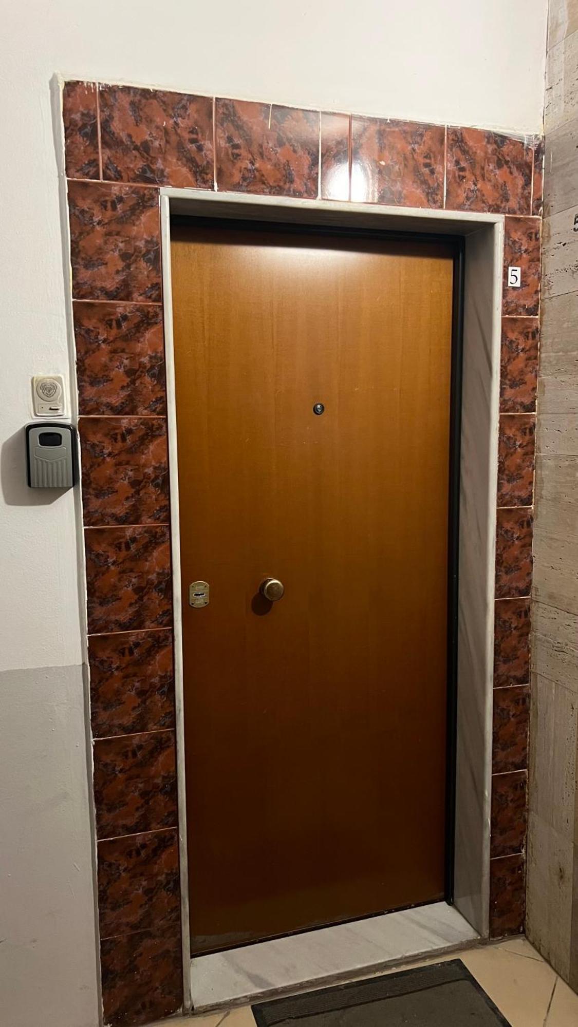 Bright & Roomy Center Apartment *